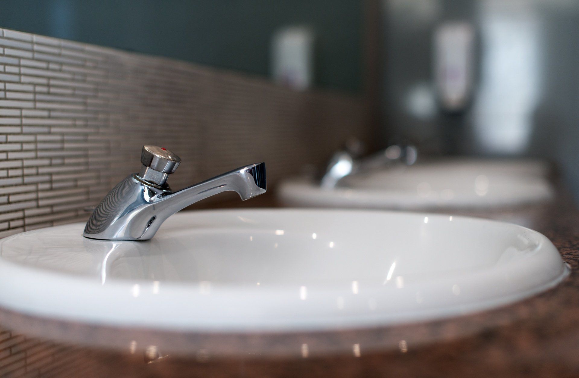 Lavabo e rubinetteria in un bagno arredato